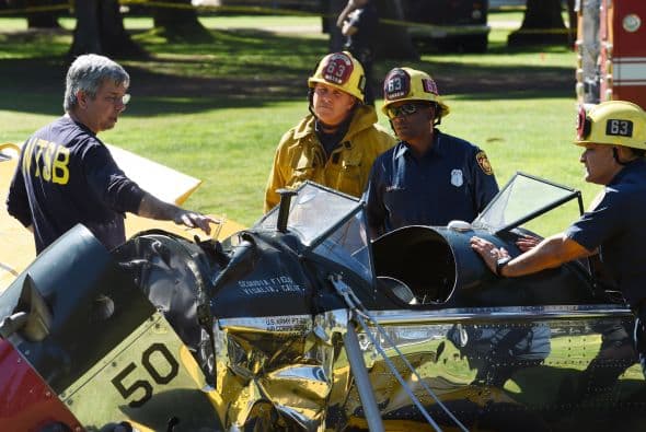 Un día después del aterrizaje forzoso de Harrison Ford, los peritos seguían cuidando cada detalle del accidente.