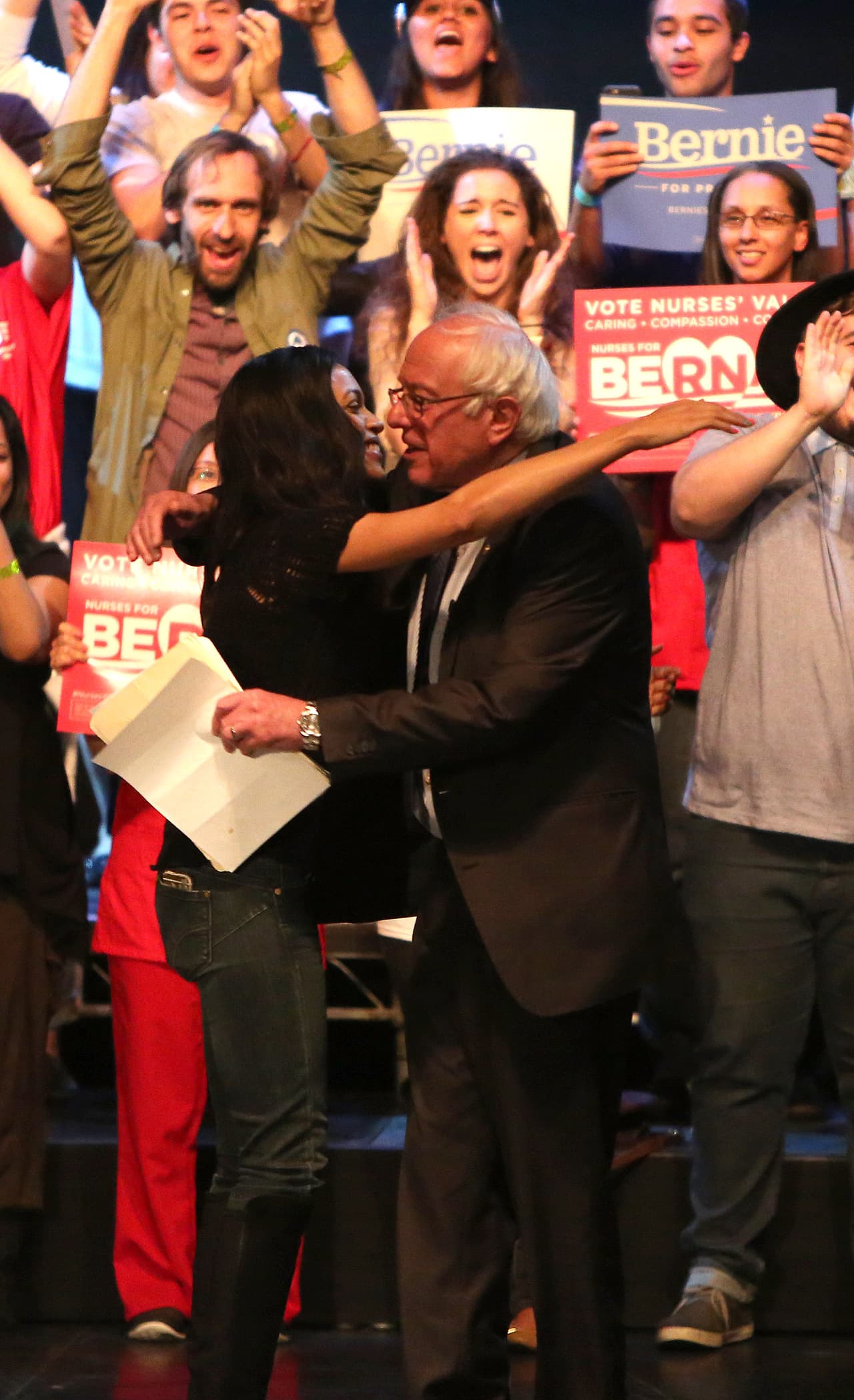 Rosario y Sanders abrazándose tras su discurso.