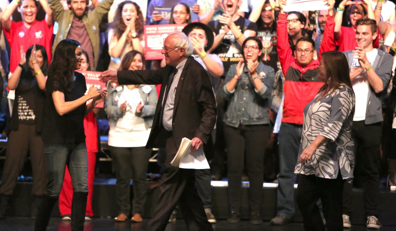Tras sus palabras, Sanders fue a saludarla.