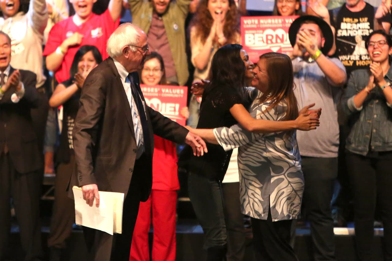 Rosario también saludó a la esposa de Bernie, Jane.