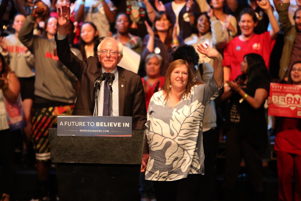 Bernie y Jane Sanders saludando a la gente reunida en The Wiltern en Los Angeles.