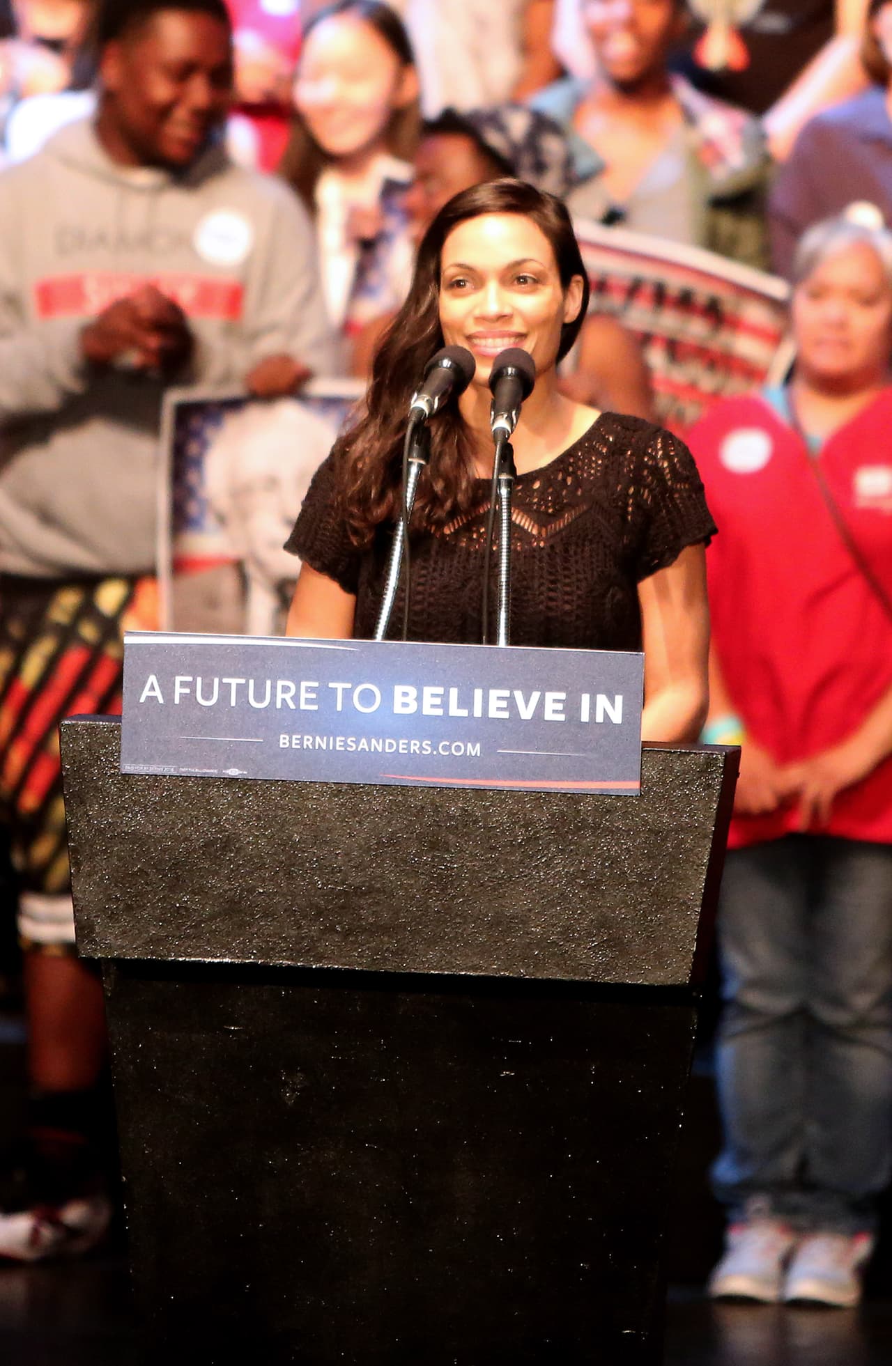 Dio un discurso en uno de los eventos del político en Los Angeles.