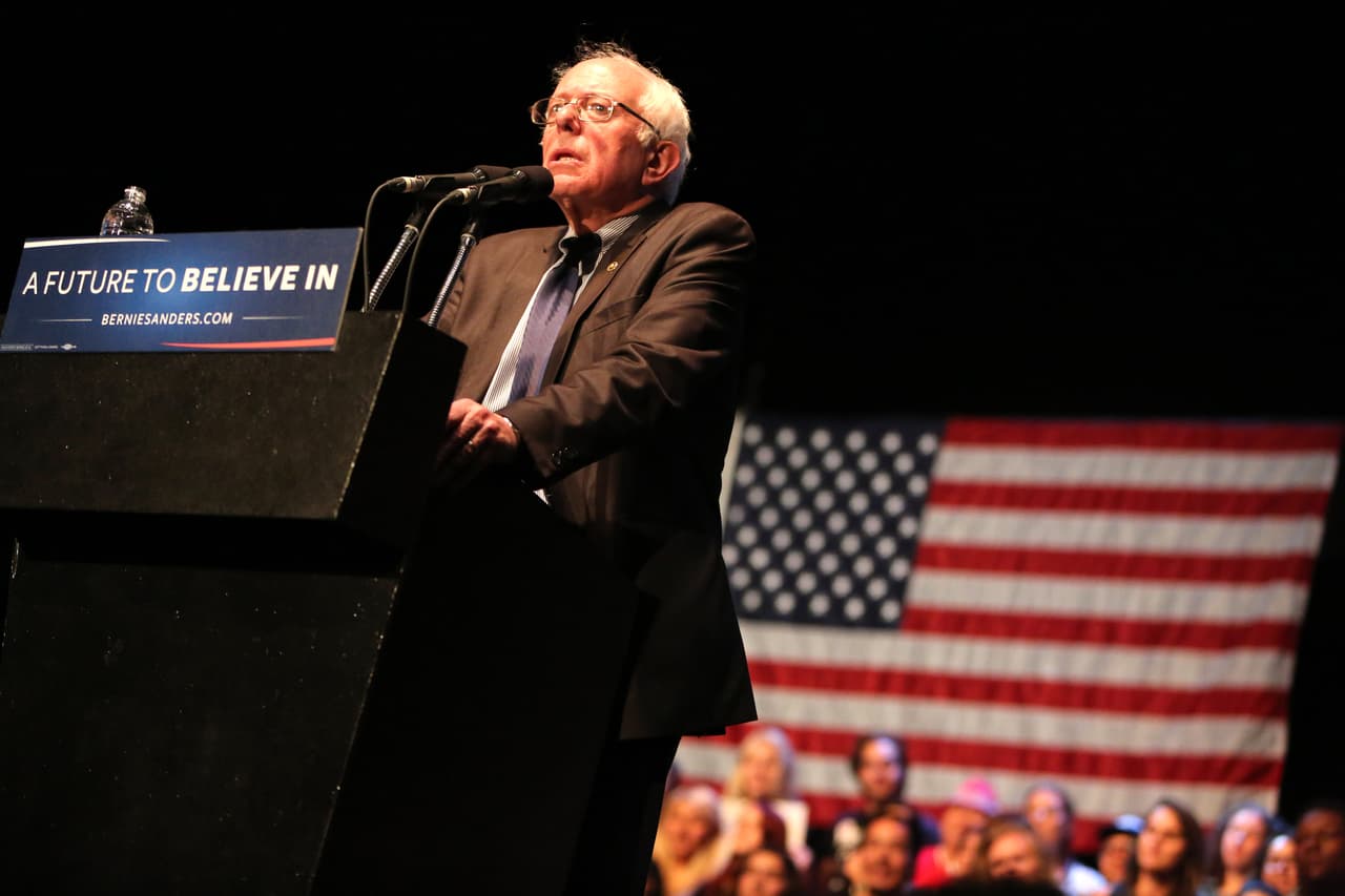 Bernie Sanders dando su propio discurso.