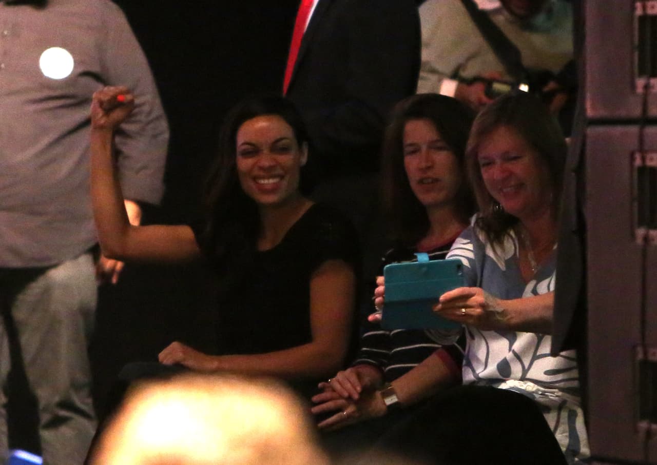 También sonrió con su puño arriba para una foto con Jane Sanders.