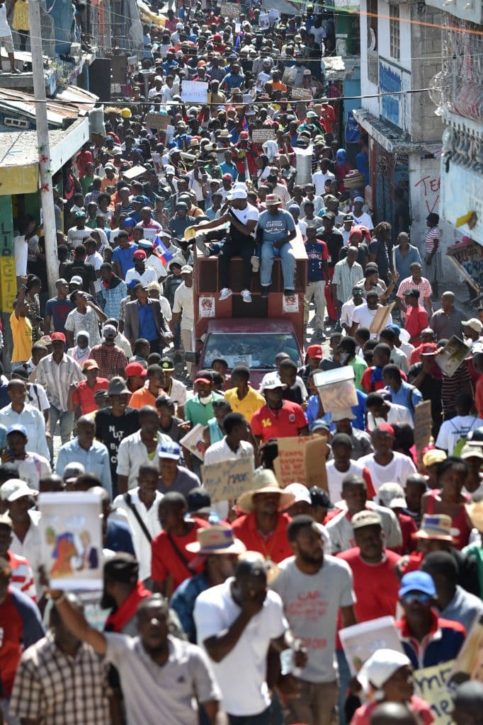 Dos grandes protestas confluyeron en las inmediaciones de la embajada, organizaciones políticas y sociales convocaron la que llamaron "marcha de la dignidad".