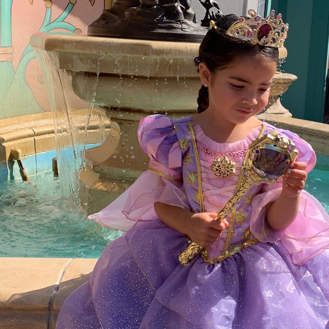 Giulietta quedó hermosa con tan solo una ola de la varita mágica y de las manos de las hadas madrinas de la boutique de Disney.