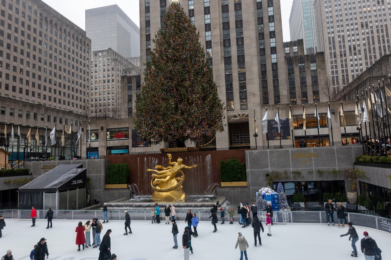 Las entradas están disponibles en línea a través del
<a href="https://www.rockefellercenter.com/attractions/the-rink-at-rockefeller-center/" target="_blank">sitio oficial del Rockefeller Center</a>. Se recomienda reservar con anticipación para evitar filas y asegurar un horario durante los días más concurridos.