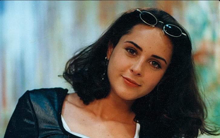 Cómo nos hizo sufrir con su personaje en este telenovela, a 'Cecilia' le pasaba de todo. Era adoptada, tenía una hermana odiosa (interpretada por Marisol Mijares) y de paso la metían a un internado.