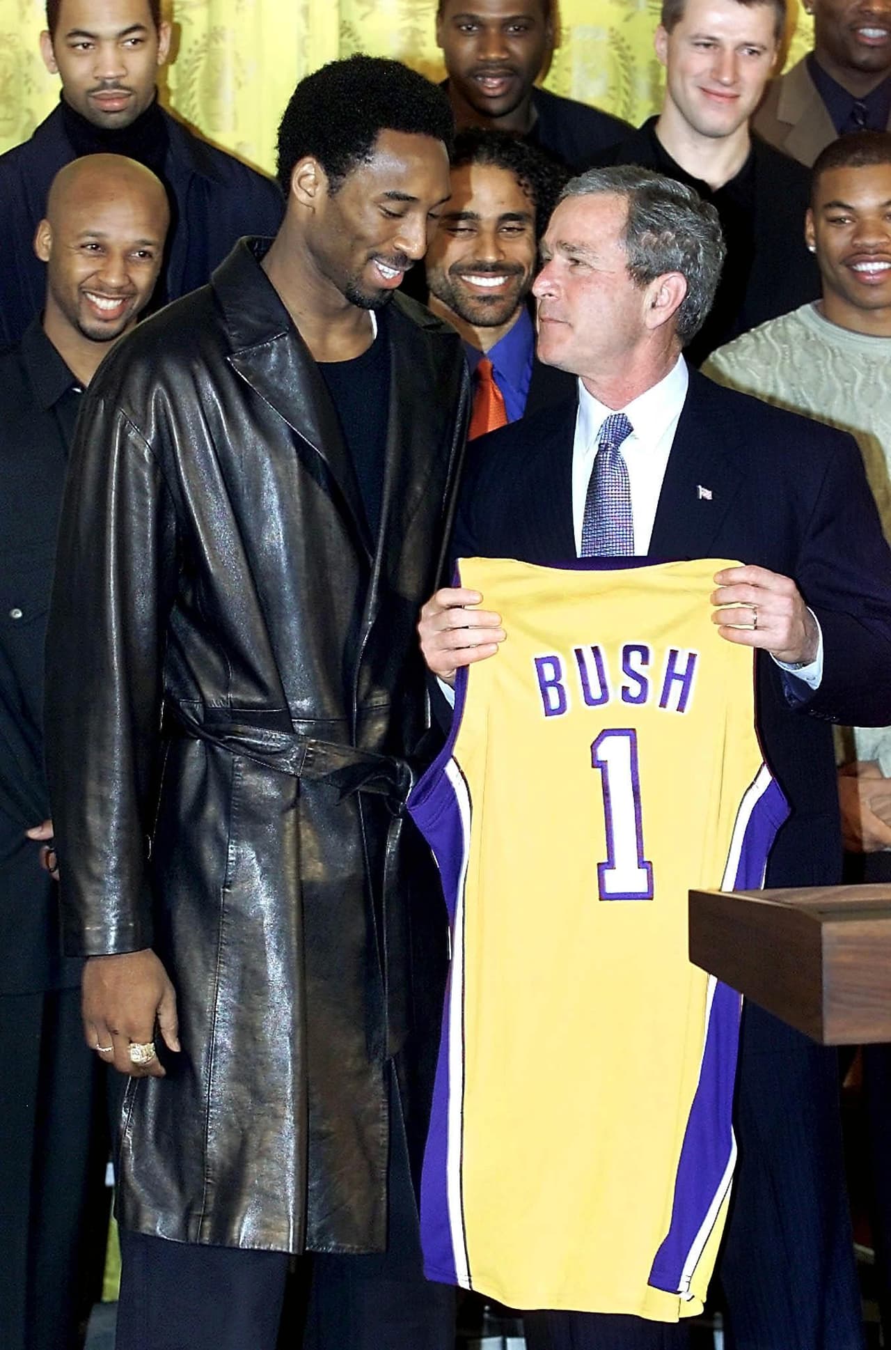 George Bush acompañó a los Lakers en un evento en la Casa Blanca en 2002.