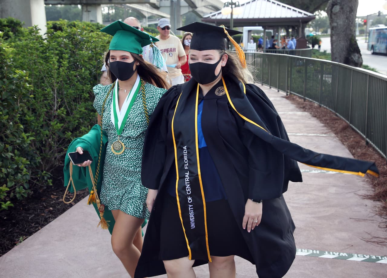Los visitantes no perdieron la oportunidad de ir al parque, incluso para celebrar su graduación, a pesar del incremento de contagios de coronavirus en Florida. Este domingo en el estado 
<a href="https://www.univision.com/local/miami-wltv/florida-rompe-un-nuevo-record-de-cifras-de-contagios-de-coronavirus-con-15-300-nuevos-infectados">se rompió un nuevo record de contagios</a> con 15,300 nuevos casos.