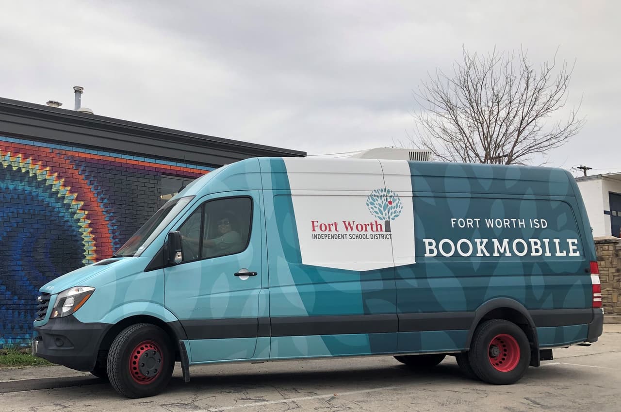 Una biblioteca móvil con orientación muy valiosa en las calles de Dallas FW