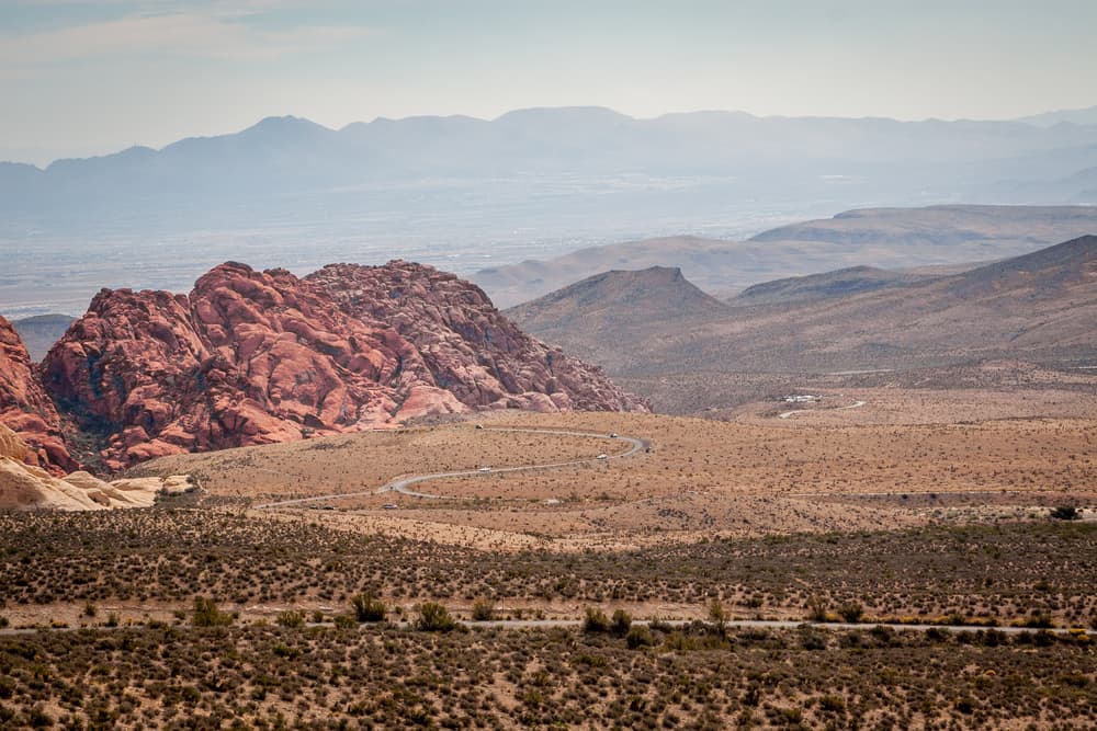 De cualquier manera, también hay quienes refutan que tal lugar subterráneo e inmenso sería imposible de crear y no hay pruebas o evidencia de que exista algo así más allá de lo que se ve en la superficie o por la imagen de la NASA. Eso sí, no hay manera de comprobar o visitar porque todo está controlado por la milicia y el gobierno estadounidense.