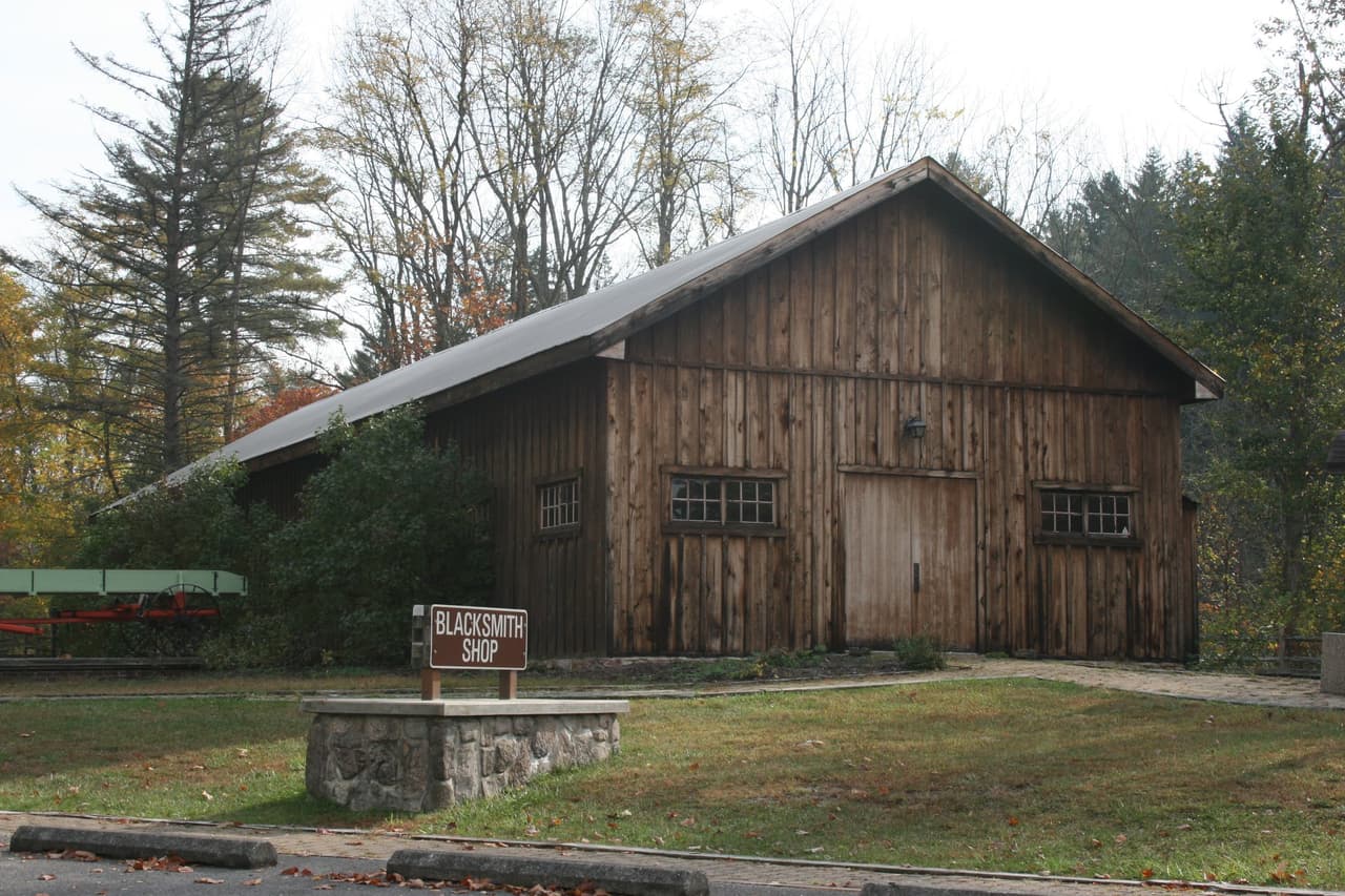 Un paseo por el histórico Greenwood Furnace evoca imágenes de la comunidad que floreció aquí desde 1834 hasta 1904. Greenwood Furnace era un complejo industrial ajetreado, con todo el ruido y la suciedad de una comunidad de fabricantes de hierro del siglo XIX.