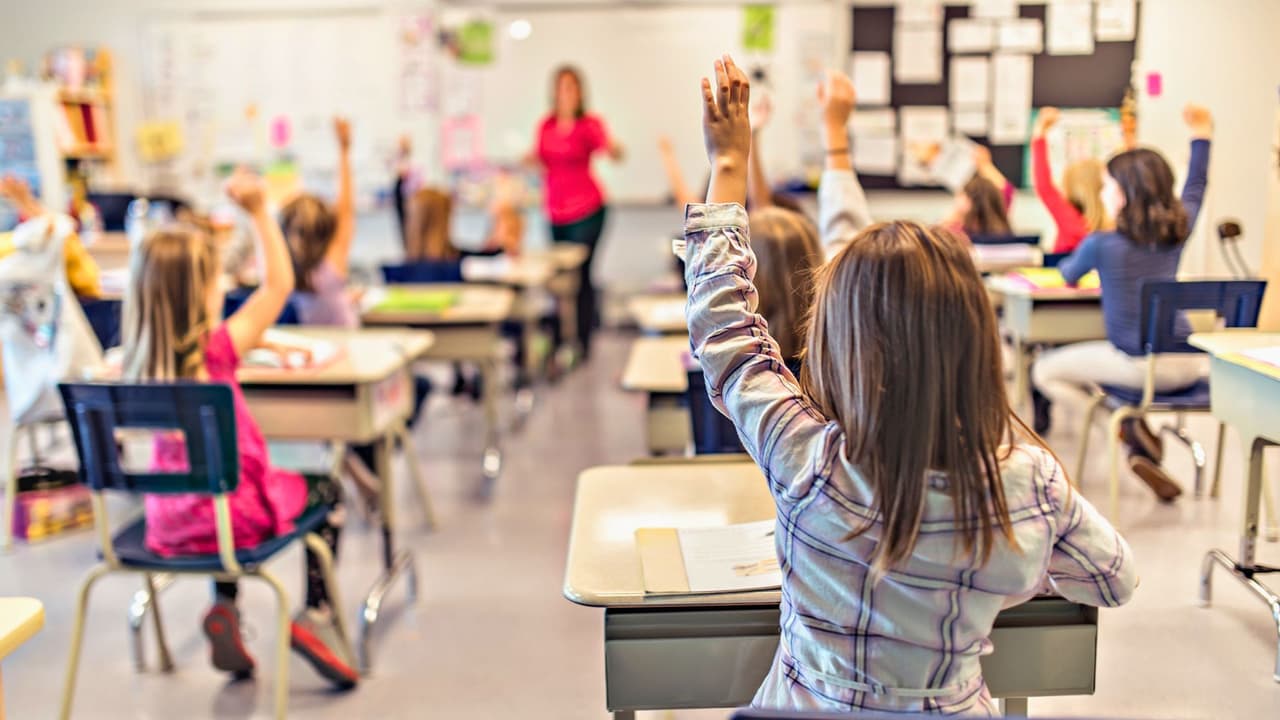 <b>¿Cuándo inician las clases? ¿Cuándo son las vacaciones? ¿Cuáles son los días festivos?</b> Si tienes hijos en edad escolar en el norte de Texas, esta guía es para ti. Aquí te explicamos de forma clara y práctica 
<b>las fechas más importantes del ciclo escolar 2025-2026 en más de 30 distritos escolares</b>, incluyendo Dallas, Fort Worth, Garland, Grand Prairie, Frisco y muchos más. También incluimos los enlaces directos a los calendarios oficiales para 
<b>que los tengas siempre a la mano.</b>