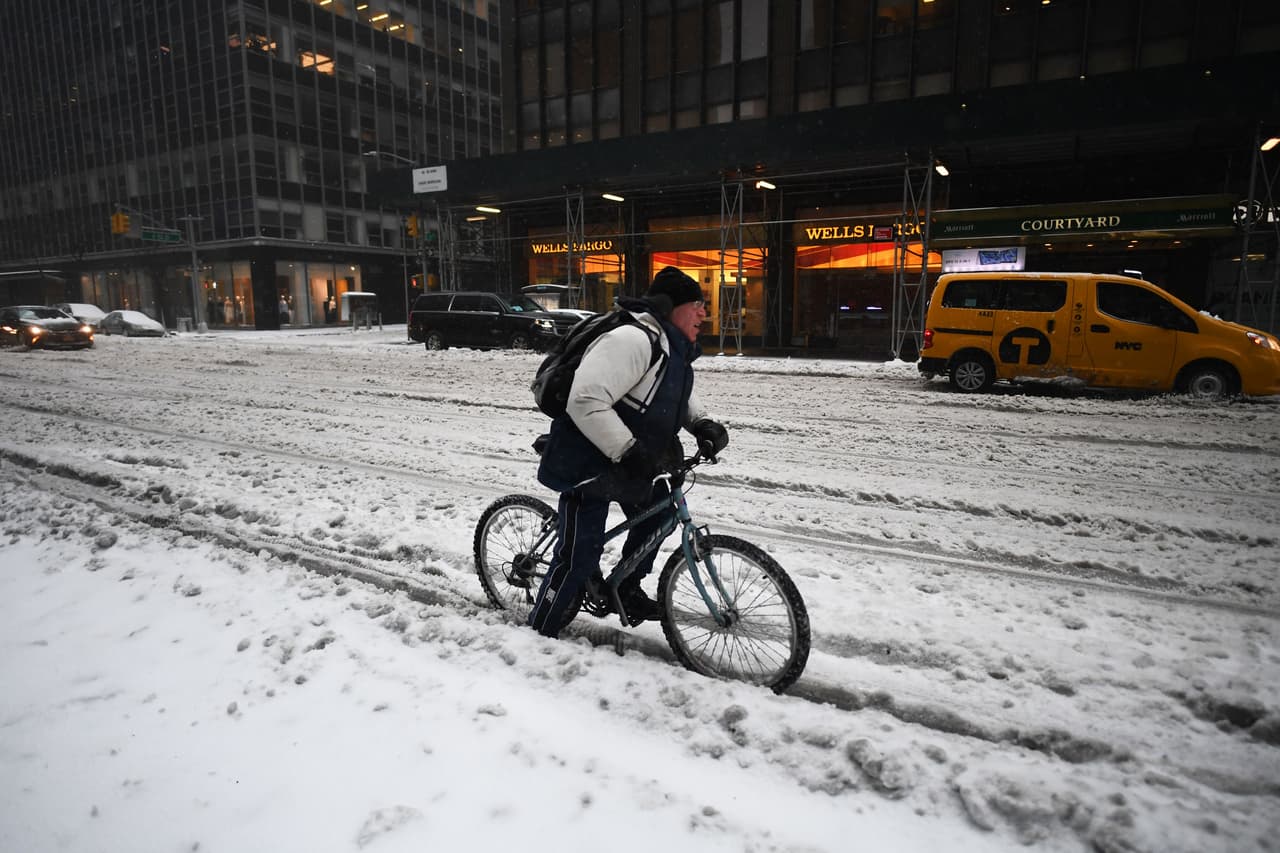 El alcalde De Blasio anticipó que si bien la parte más fuerte de la precipitación ya pasó, la ciudad enfrentará lluvia helada, nieve y granizo a través de la tarde.