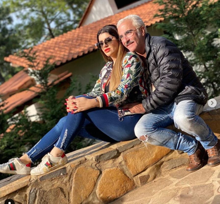 Aprovechó para aclarar que desde que inició su noviazgo con él le advirtió que le gusta mucho viajar y, por lo tanto, no quiere que se le critique ni señale que el cantante le paga por dichos paseos.