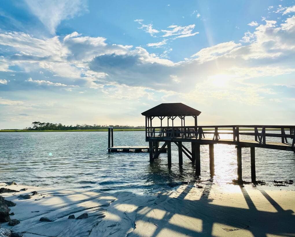 <b>Visiten las mejores playas del estado</b>. Aunque visitar la costa no queda cerca, 
<b><a href="https://www.univision.com/local/atlanta-wuvg/mejores-playas-para-visitar-en-georgia-en-el-verano-2023-fotos">pocas veces encontrarás una mejor excusa para viajar y explorar las mejores playas</a></b> junto a tu padre.