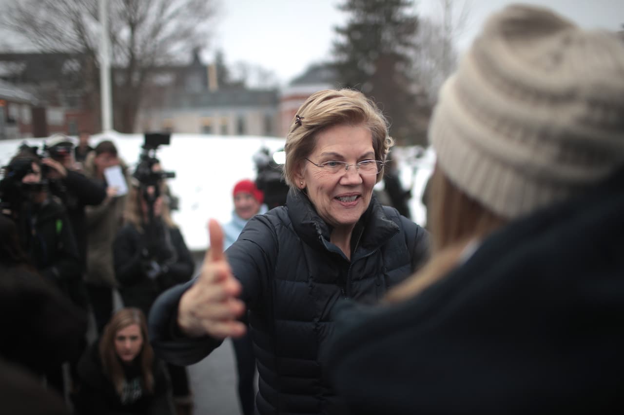 La senadora Elizabeth Warren se reunió con simpatizantes en el campus de la Universidad de New Hampshire en Durham. Expertos del clima habían pronosticado que una mezcla invernal ligera de lluvia y nieve caería en algunas partes del estado el día de las votaciones.