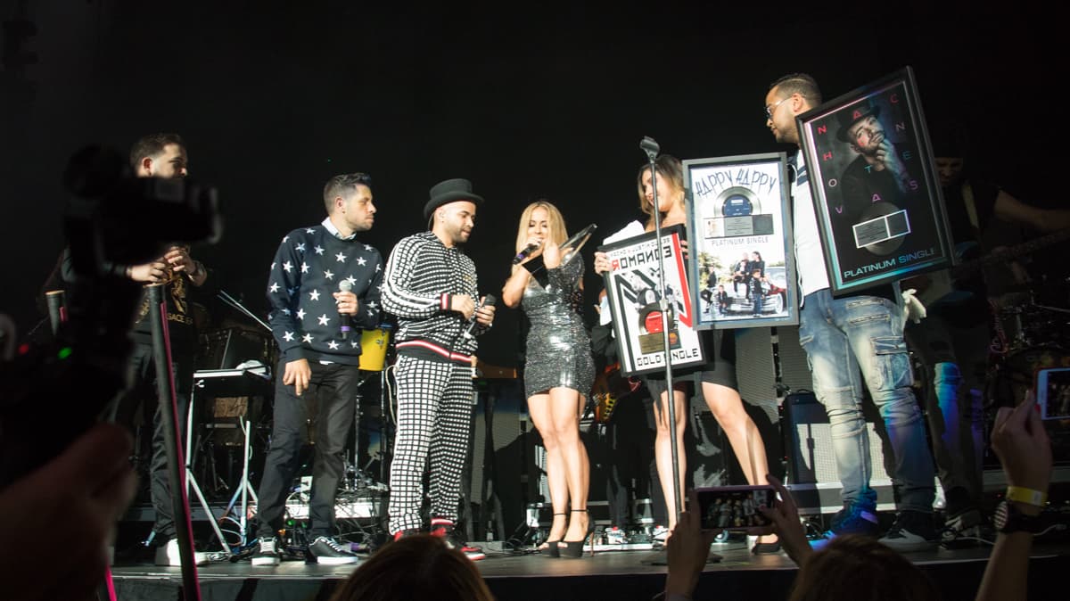 Nacho recibió discos de oro y platino por sus más recientes éxitos.