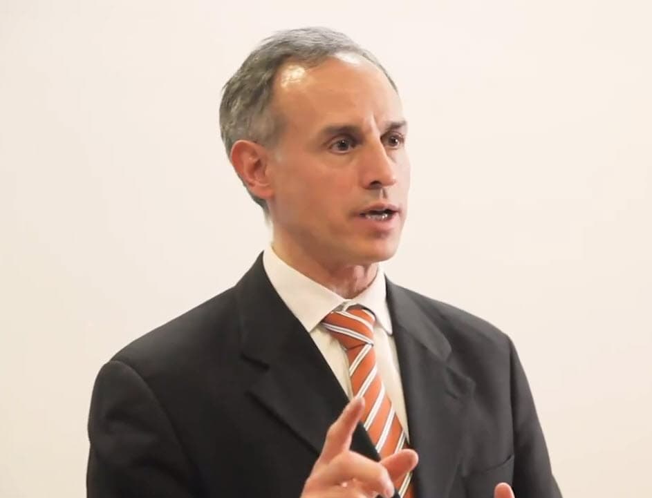 Él es el encargado de liderar la
<b> <a href="https://www.univision.com/noticias/salud/que-contempla-la-fase-2-decretada-en-mexico-para-frenar-la-propagacion-del-coronavirus" target="_blank">estrategia en contra del covid-19</a></b> al ser el subsecretario de Prevención y Promoción de la Salud de la Secretaría de Salud en México. 
<br>