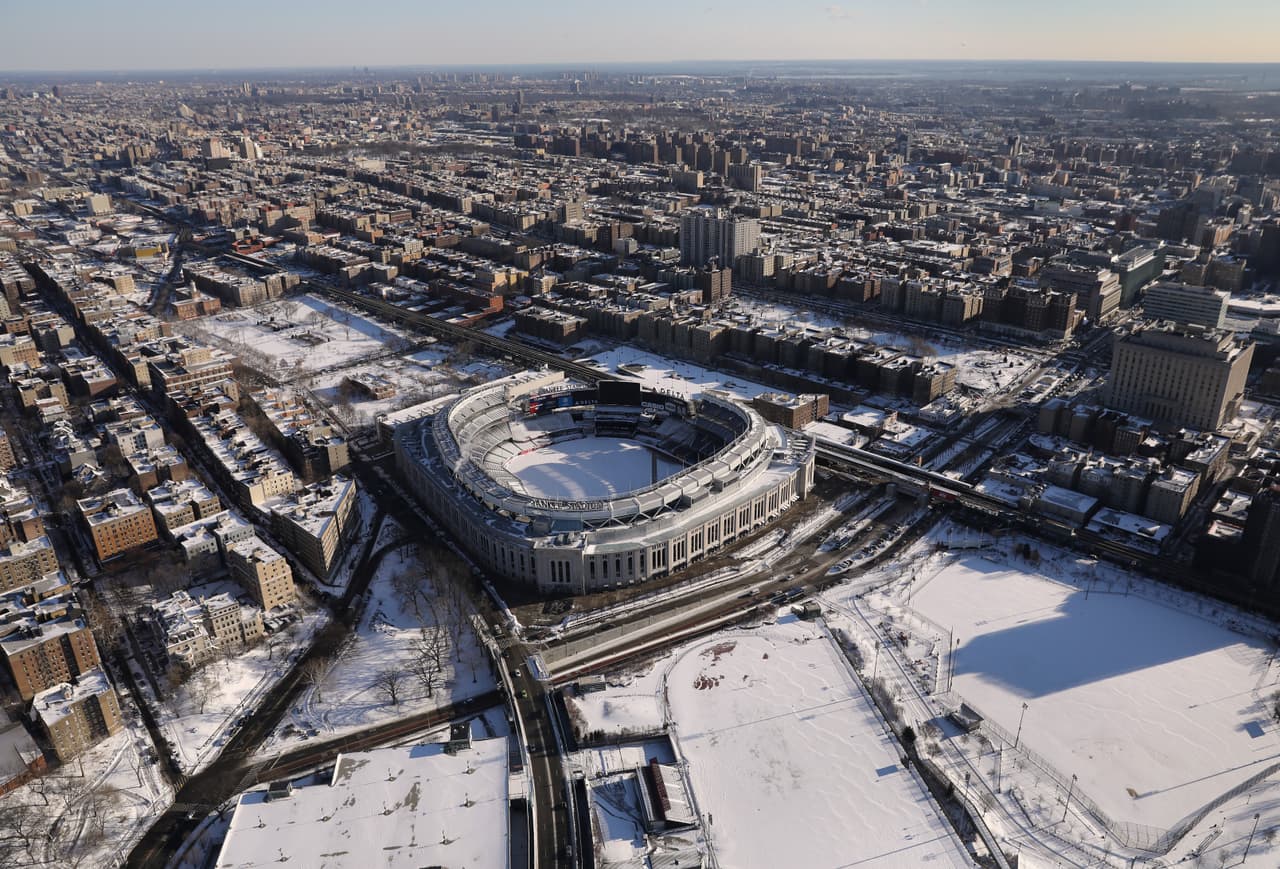 Esta vista panorámica de El Bronx, Nueva York, muestra sus calles aún repletas de nieve.