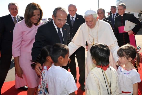 Un grupo de niños entregó un cofre a Benedicto XVI que contenía tierra mexicana.