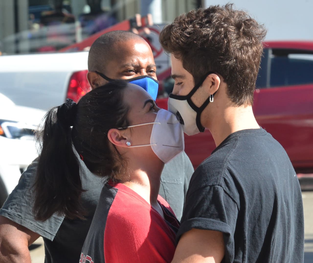 Quienes están ansiosos por contraer matrimonio no pudieron resistirse a darse un beso, mientras esperan que la pandemia se controle y les permita llegar al altar y así "comenzar una familia y una vida" juntos, como ella escribió en Instagram.