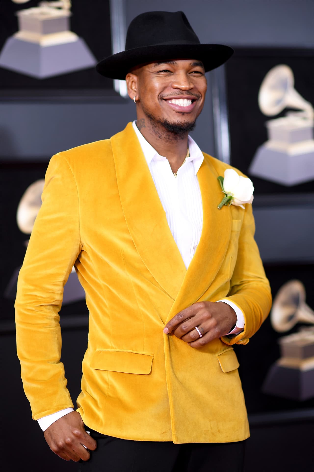 Shaffer Chimere Smith, mejor conocido como Ne- Yo, es otra de las celebridades que portó una rosa blanca.