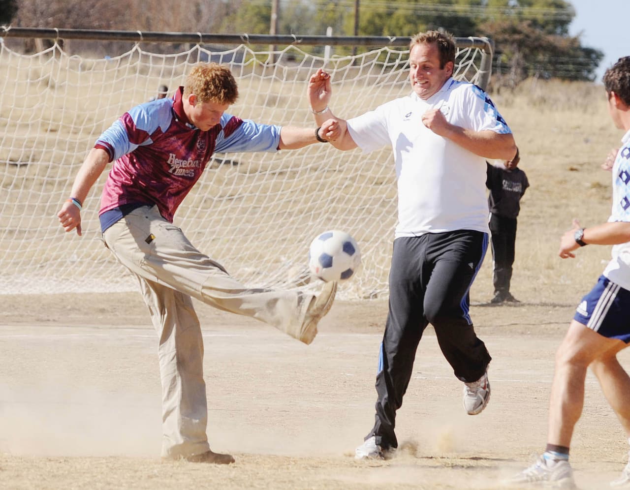 Duncan afirmó que los Sussex van "de un 
<b><a href="https://www.univision.com/famosos/meghan-markle-se-gana-fuertes-criticas-porque-sus-guardaespaldas-impidieron-que-la-fotografiaran-en-wimbledon-fotos">desastre de relaciones públicas</a></b> a otro".
