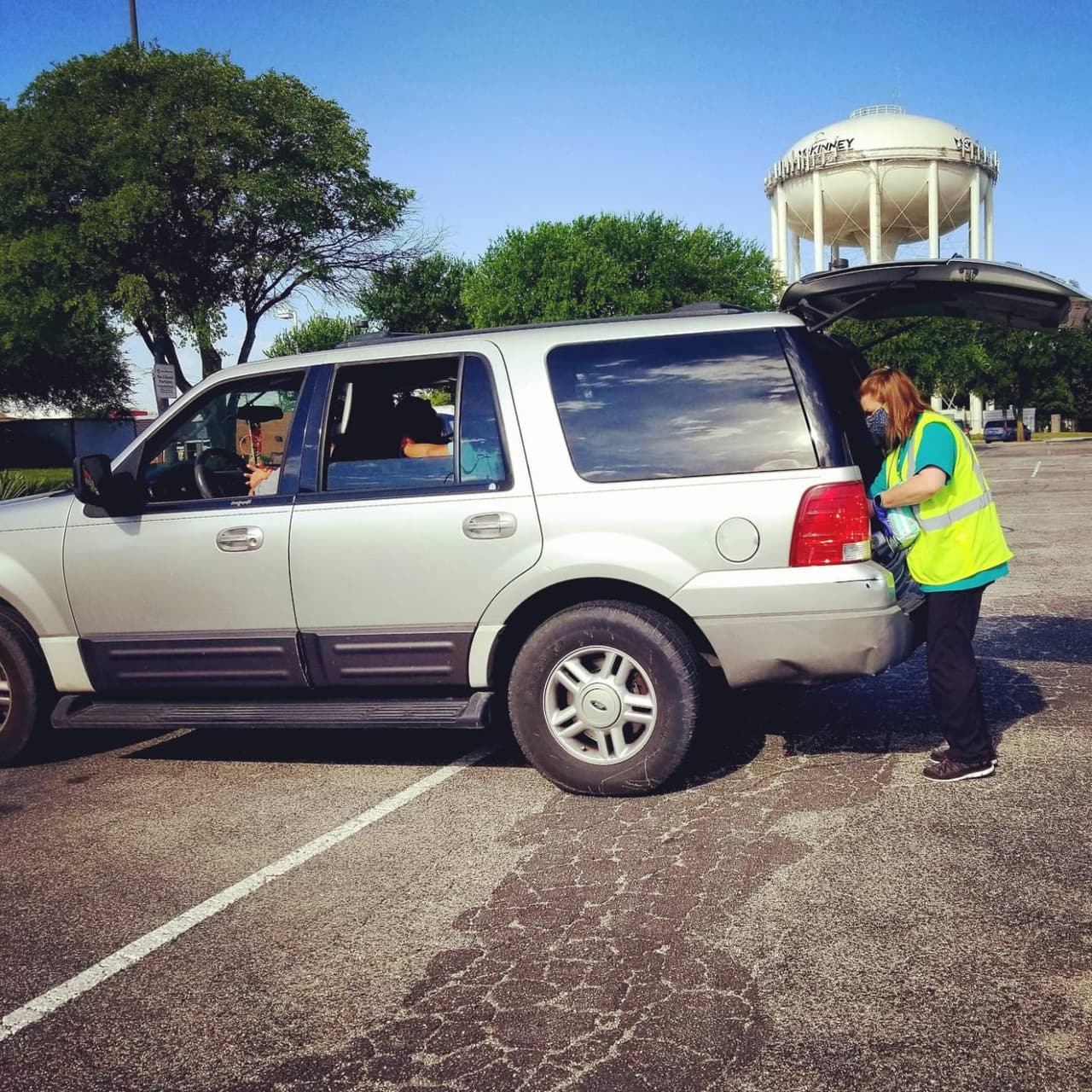 Voluntarios entregan pañales a familias necesitadas