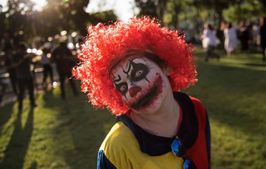 Así mismo Halloween
<b> atrae a los abusadores de pequeños.</b> Para evitar dolores de cabeza, es mejor que los niños siempre estén acompañados de un adulto de confianza.