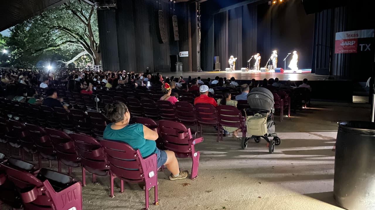 Fue una ceremonia familiar a la que acudieron personas de diferentes edades.