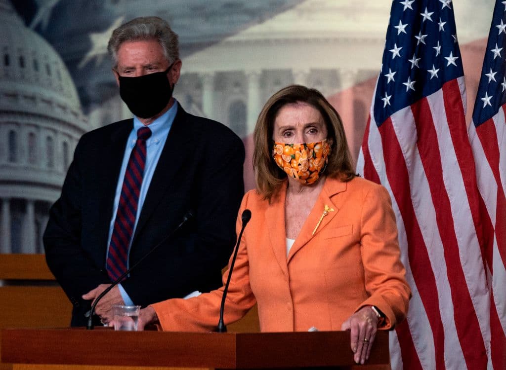 La presidenta de la Cámara de Representantes de los Estados Unidos, Nancy Pelosi, demócrata de California, con el representante demócrata Frank Pallone (L) de Nueva Jersey, realiza su conferencia de prensa semanal en el Capitolio en Washington, DC, el 8 de octubre de 2020.