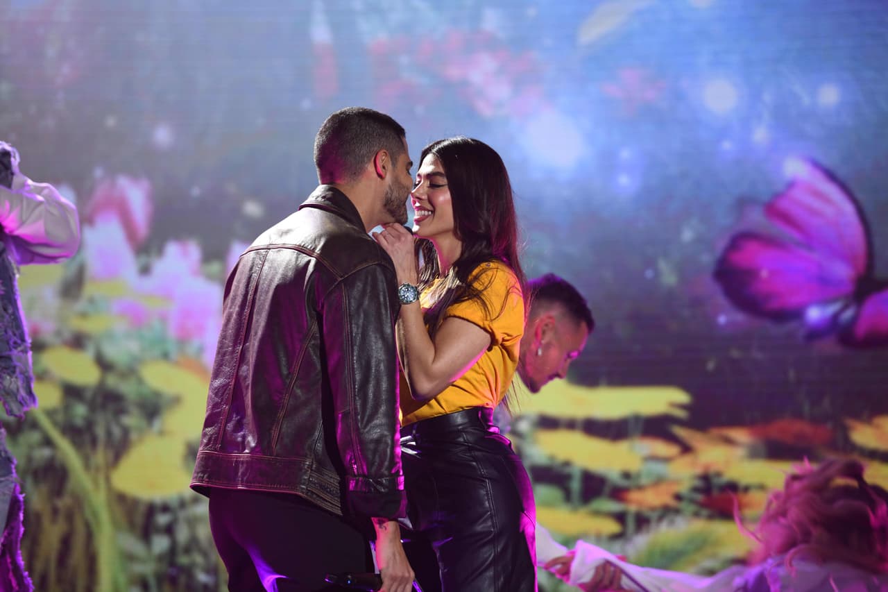 La primera pareja en pasar al escenario y cantar por los niños y niñas con discapacidad fue la de Roberto Hernández y su esposa Danella Urbay. Ellos cantaron el tema ‘La Bicicleta’.
<br>