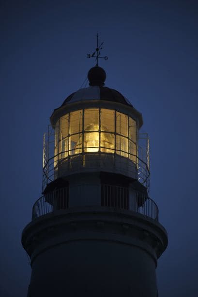 Donde termina el Río de la Plata y empieza el Océano Atlántico, se erige el faro de Punta del Este -allí naufragó el 'HMS Aganmenon', de Lord Nelson, en 1809-, inaugurado en 1860 y trasladado desde la Isla de Lobos. Esa isla a 14 kilómetros de Punta del Este, rodeada de arrecifes rocosos y hogar de la mayor reserva de lobos marinos de Sudamérica, fue causante de más de 60 naufragios entre 1876 y 1905, por lo que en 1906 se instaló allí un nuevo faro que se precia de ser el más alto de América del Sur.