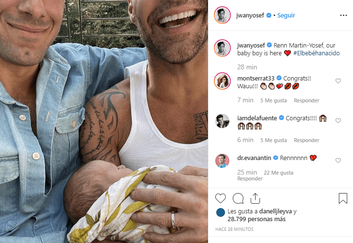 Jwan Yosef también publicó la misma imagen de Ricky Martin cargando al bebé para compartir la felicidad que vive la pareja en estos momentos.