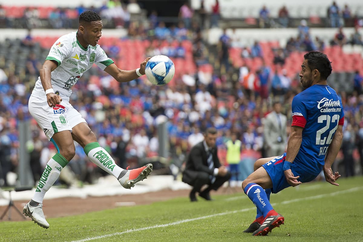 El mediocampista colombiano Yairo Moreno (izquierda) buscó generar opciones de gol para León.