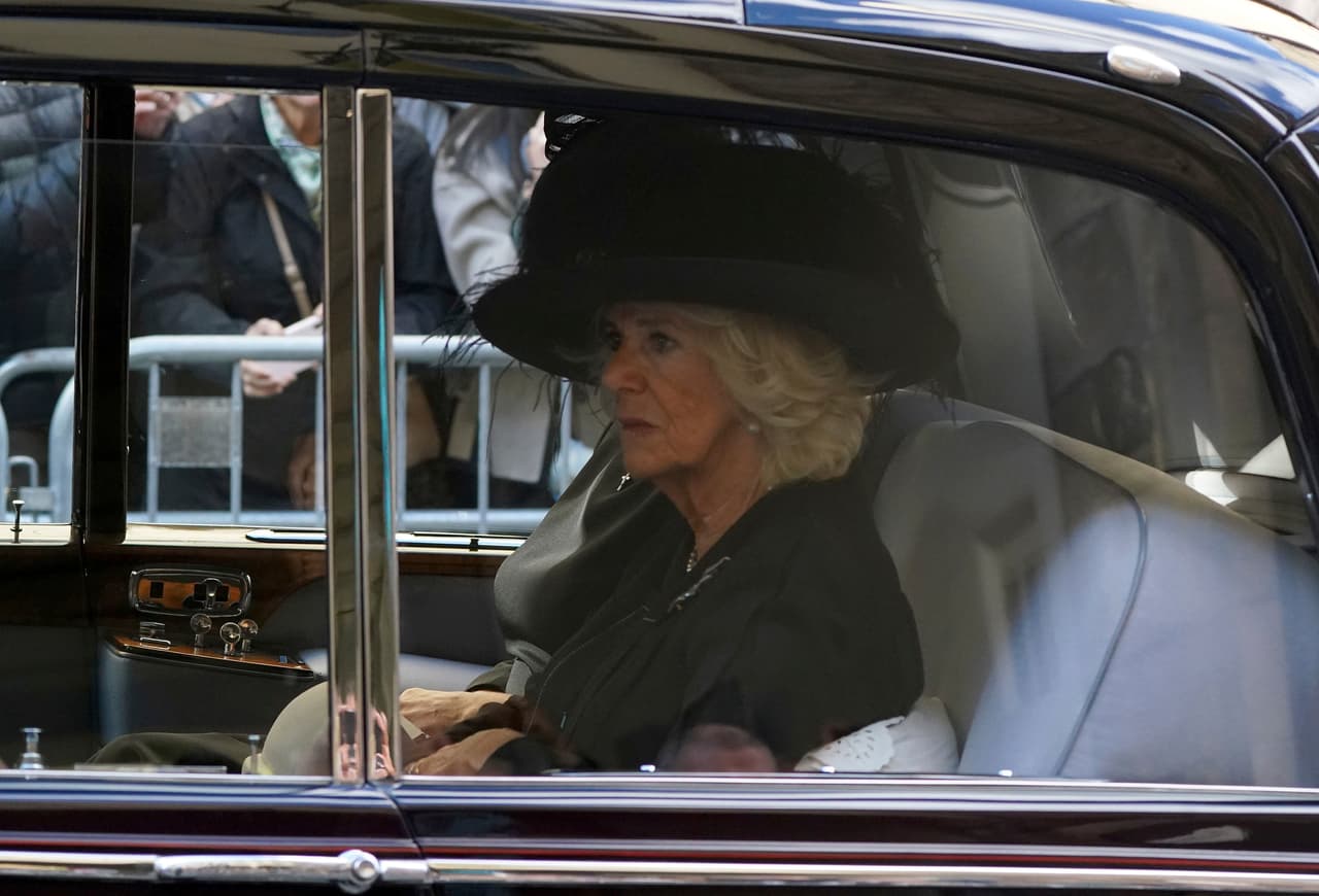 Camila, la reina consorte, quien llegó a Edimburgo acompañando a su esposo, el rey Carlos III, acompañó la procesión del ataúd en un automóvil que viajaba detrás, acompañando la marcha.
<br>
<br>