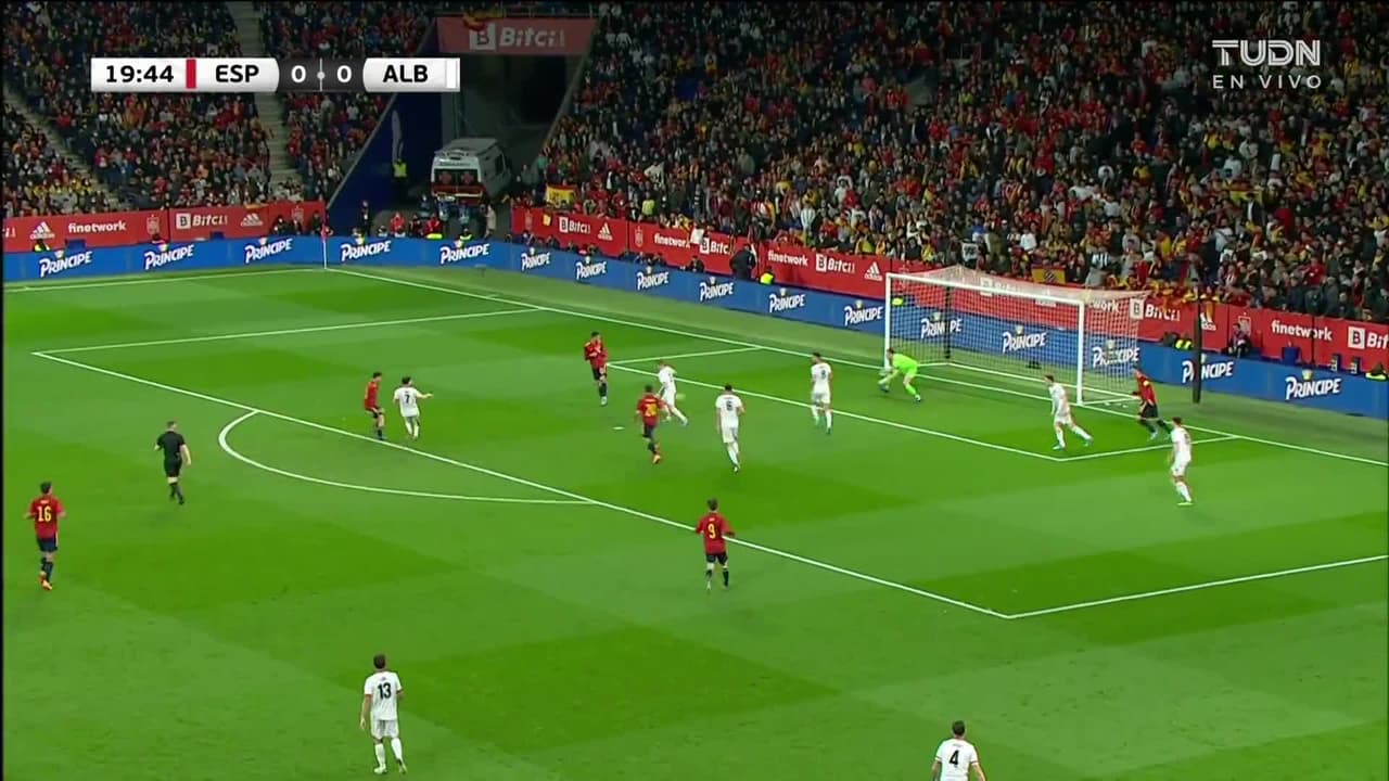 ¡TIRO ATAJADO! disparo por Pedri.