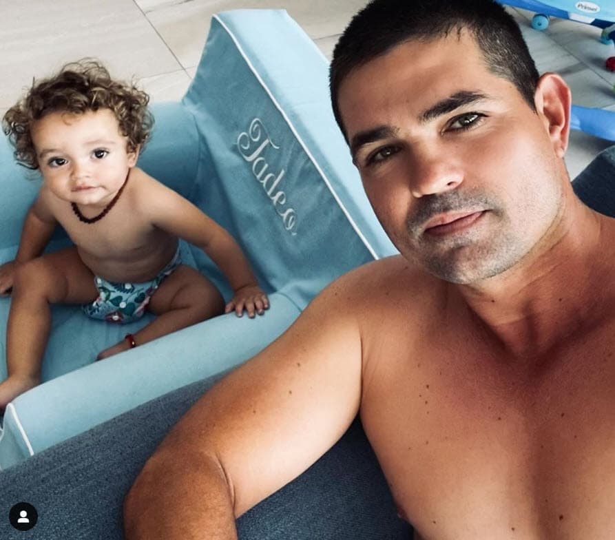 Ferdinando Valencia comenzó a grabar a su hijo "porque él veía algo y corría". Cuando el actor vio la grabación, "
<b><a href="https://www.univision.com/famosos/ferdinando-valencia-todavia-llora-la-muerte-de-dante-pero-no-piensa-recurrir-a-un-psicologo-fotos">observé pequeñas partículas que iban al mismo lugar</a></b> a donde él corría". 
<br>