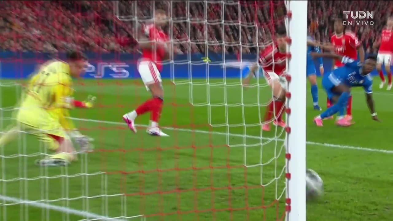 ¡Se salva el Benfica! Vini tira y pasa a centímetros de la portería