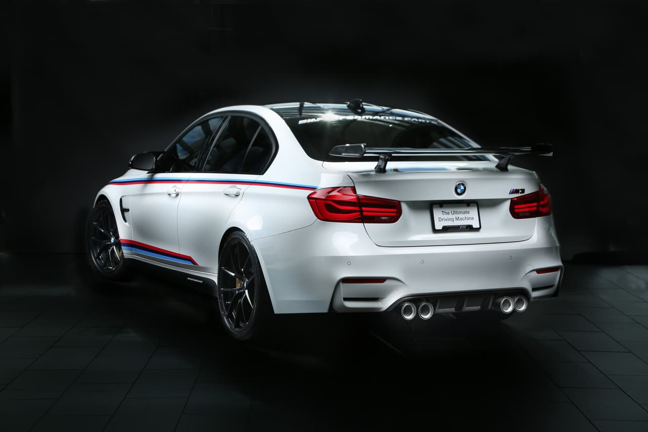 Una de las principales atracciones entre las novedades de M Performance, es el nuevo kit aerodinámico para el BMW M3, que llegará al mercado en 2017. Lo más destacado es el alerón trasero, hecho en fibra de carbono.