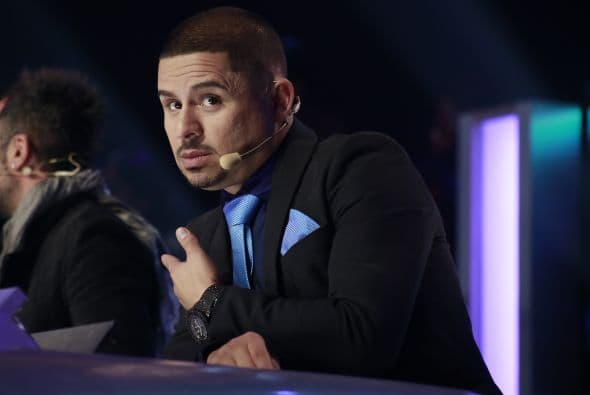 Larry Hernández, muy formalito y atento a los eventos de la noche.