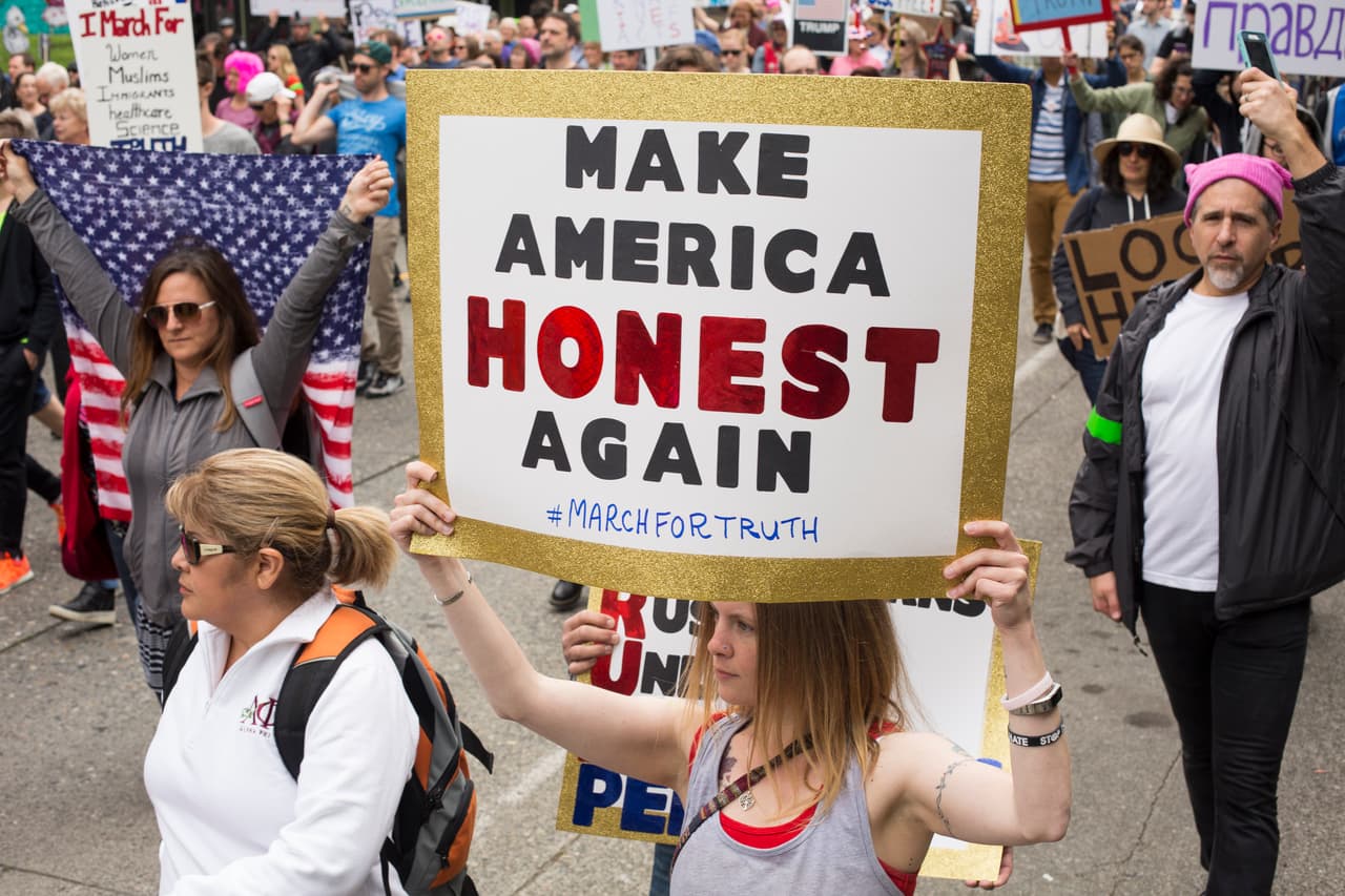 <b>"Hacer EEUU honesto otra vez"</b>, dice parafraseando el slogan de campaña de Trump este cartel en una protesta en Seattle, estado de Washington.