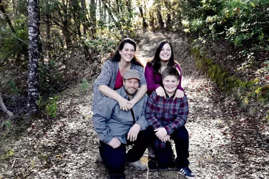 Kai Logan Shepherd, de 14 años, y su hermana Kressa, de 17 (ambos a la derecha en esta foto) fueron las víctimas más jóvenes de los fuegos en el norte de California. Sus padres continúan en condición crítica. La familia intentó escapar del fuego en Redwood Valley.