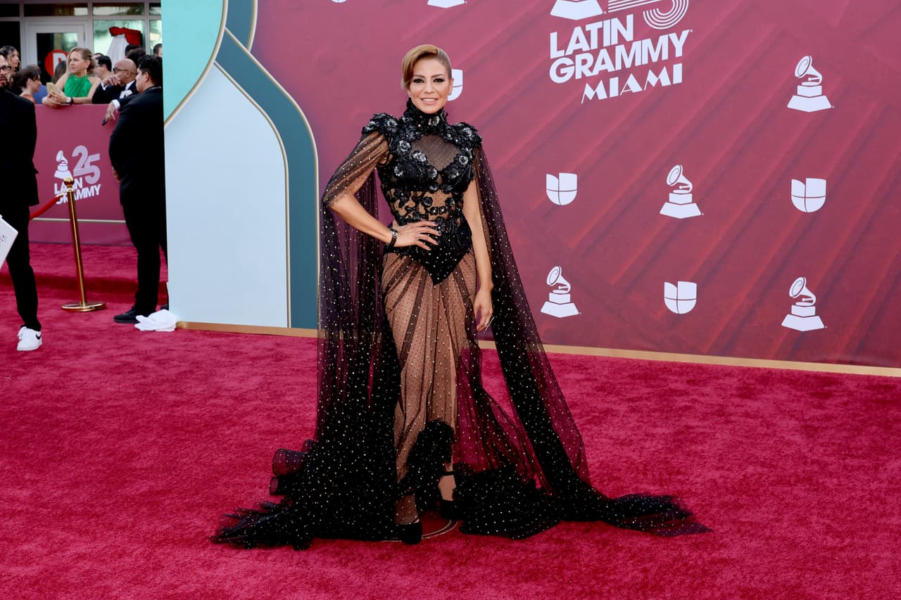 La cantautora cubana,
<b> Lena Burke</b>, se robó las miradas con un exótico atuendo con transparencias.