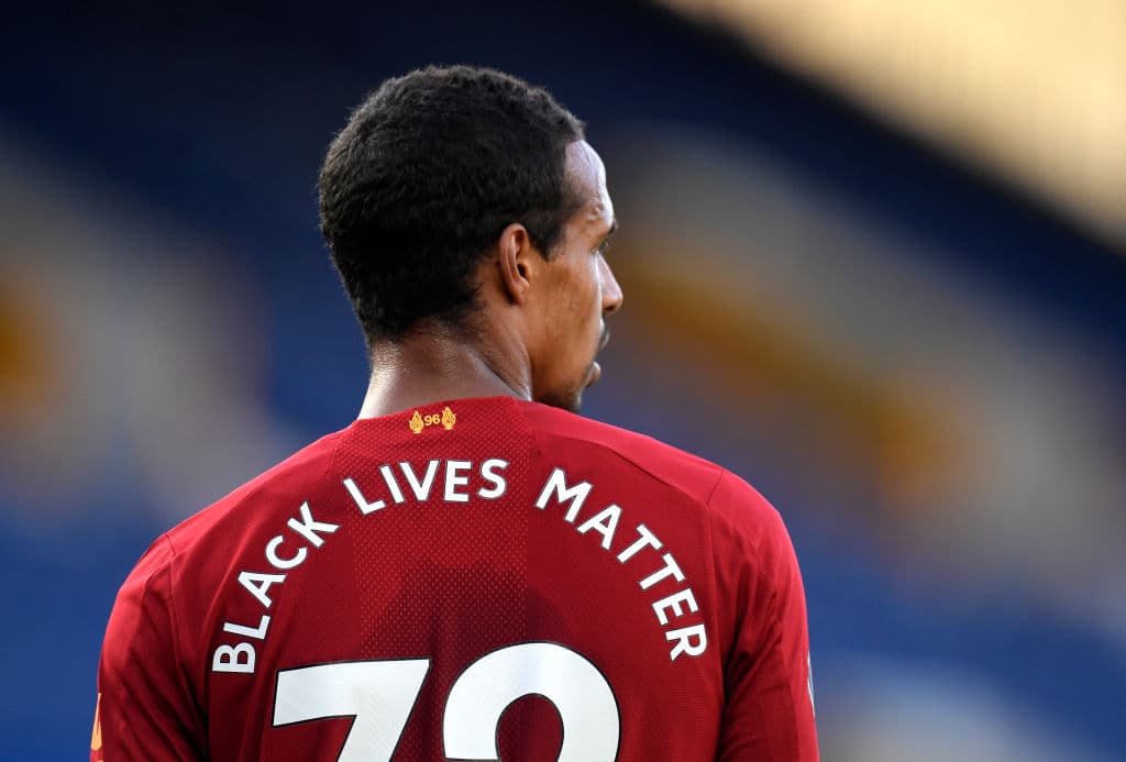 Joel Matip con la leyenda 'Black Lives Matter' contra la violencia racial.