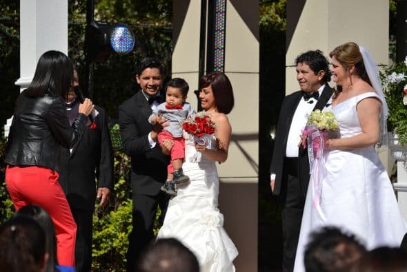 Karla Martínez no pudo resistirse a los encantos del pequeño y se ofreció para cuidarlo durante la ceremonia.