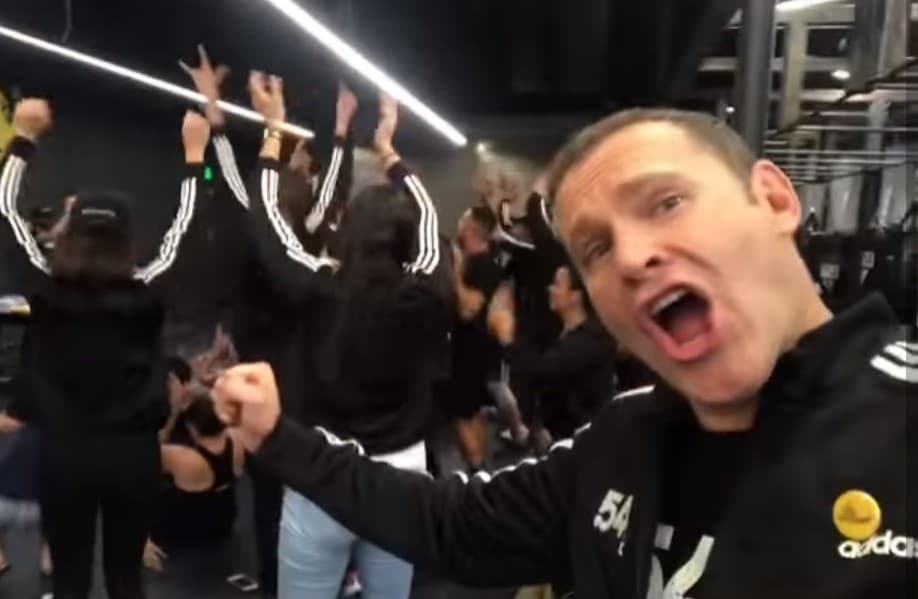 Cuando terminó los primeros 54 días, el conductor prometió que no sería la última vez que participa en este entrenamiento, y lo cumplió. Ahora también involucró a su familia de Despierta América.
<br>