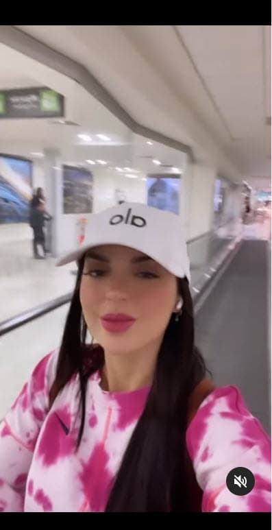 De ahí, tuvo oportunidades para formar parte de capítulos en exitosas series: una de ellas fue
<b><a href="https://vix.com/es/detail/series-678?utm_medium=internal_referral&utm_source=univision&utm_campaign=breaking_news&utm_content=ed_entertainment&utm_term=slideshow" target="_blank">Como Dice El Dicho, que puedes ver sin costo aquí en ViX. </a></b>
<br>